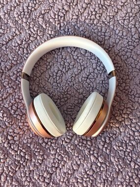 Beats Solo3 Wireless On-Ear Headphones in Rose Gold and White
